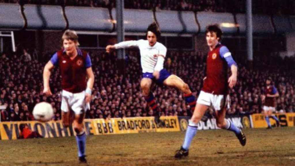 Cruyff con el Barça en un partido con la camiseta blanca