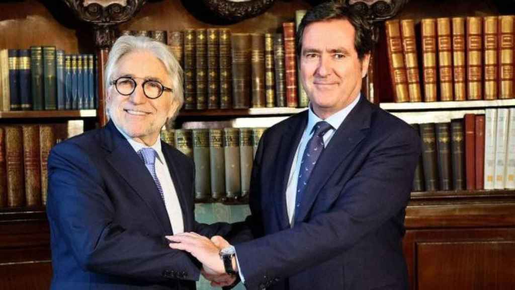 El presidente de CEOE, Antonio Garamendi (d), junto al de Foment del Treball, Josep Sánchez Llibre (i), en una imagen de archivo