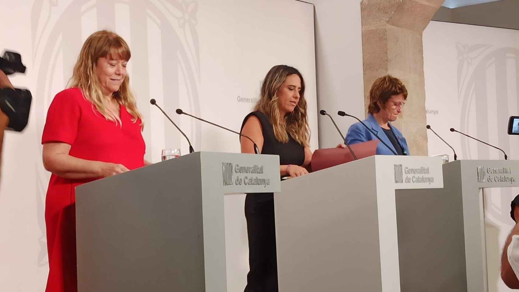 La portavoz del Govern, Patrícia Plaja (c), entre las consejeras de Cultura, Natàlia Garriga (i), y Educación, Anna Simó (d)