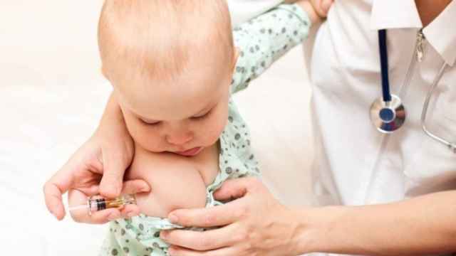 Un bebé con una vacuna