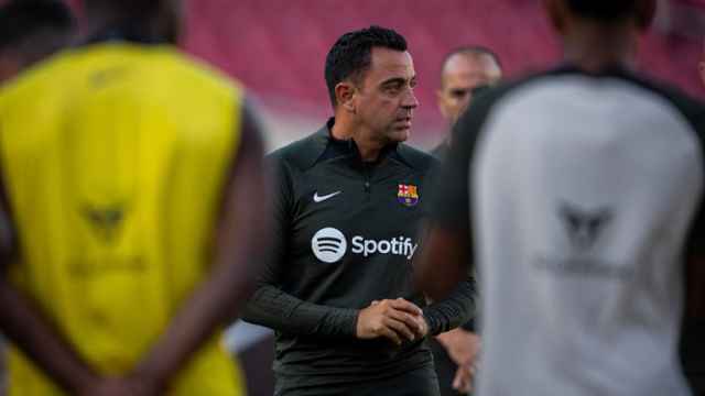 Xavi Hernández dirige un entrenamiento del Barça en Los Ángeles