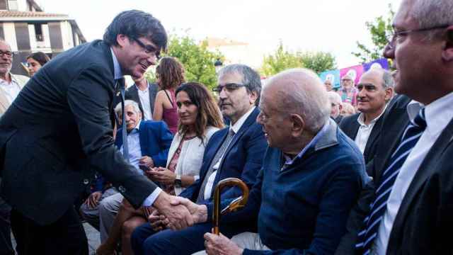 Carles Puigdemont, saludando al fundador de CiU, Jordi Pujol, en un acto de 2017