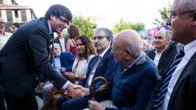 Carles Puigdemont, saludando al fundador de CiU, Jordi Pujol, en un acto de 2017