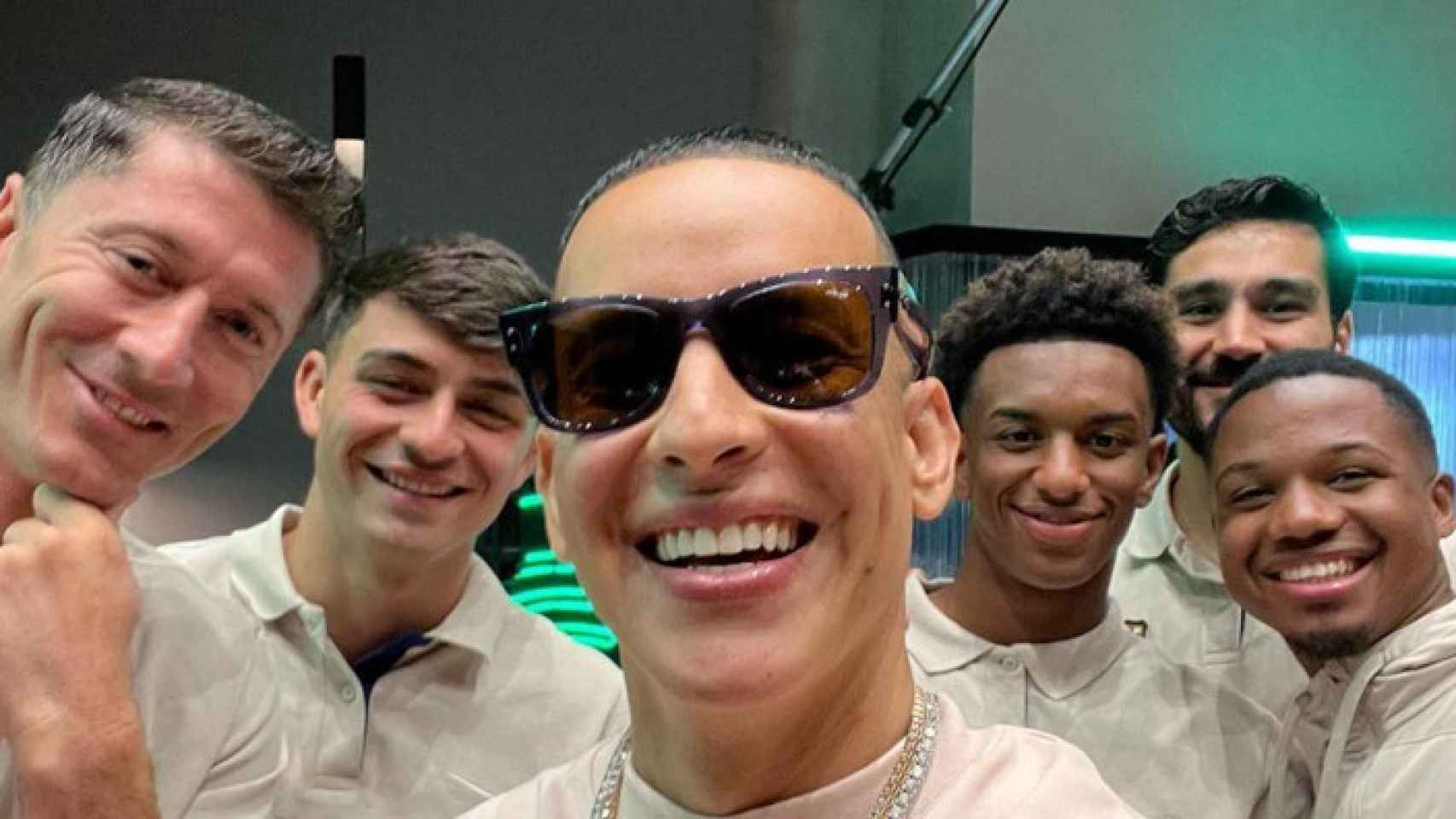 Lewandowski, Pedri, Balde, Gundogan y Ansu, se toman una fotografía con Daddy Yankee