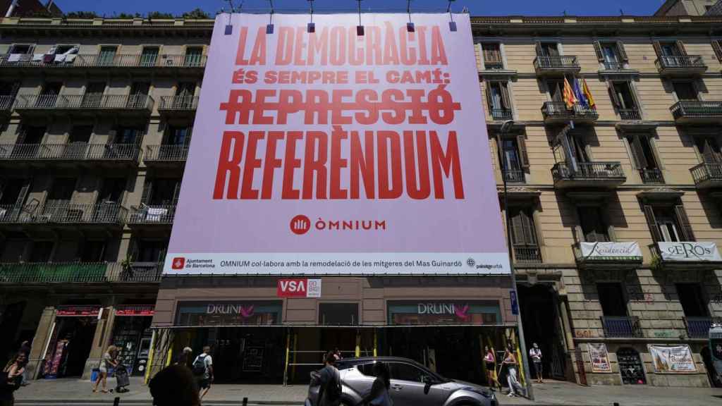 Pancarta de Ómnium Cultural en la calle Pelayo de Barcelona