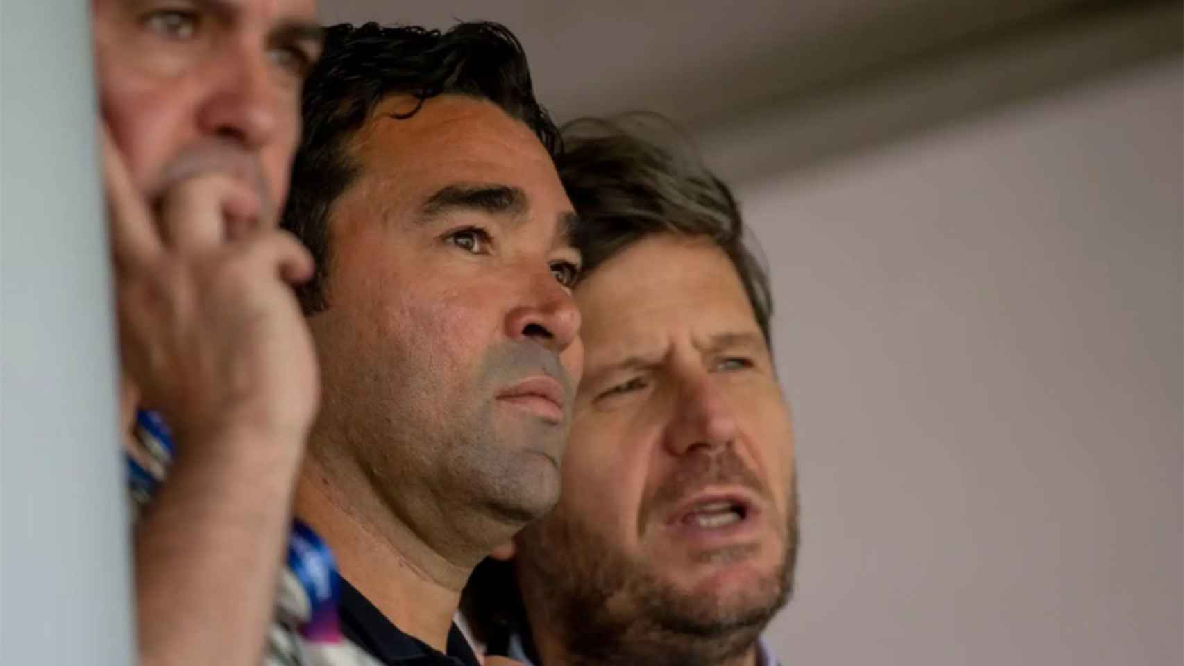 Deco y Mateu Alemany, charlando en el palco durante un partido