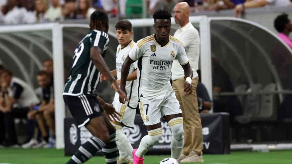 Vinicius Jr encara a Aaron Wan-Bissaka en el amistoso del Real Madrid contra el Manchester United