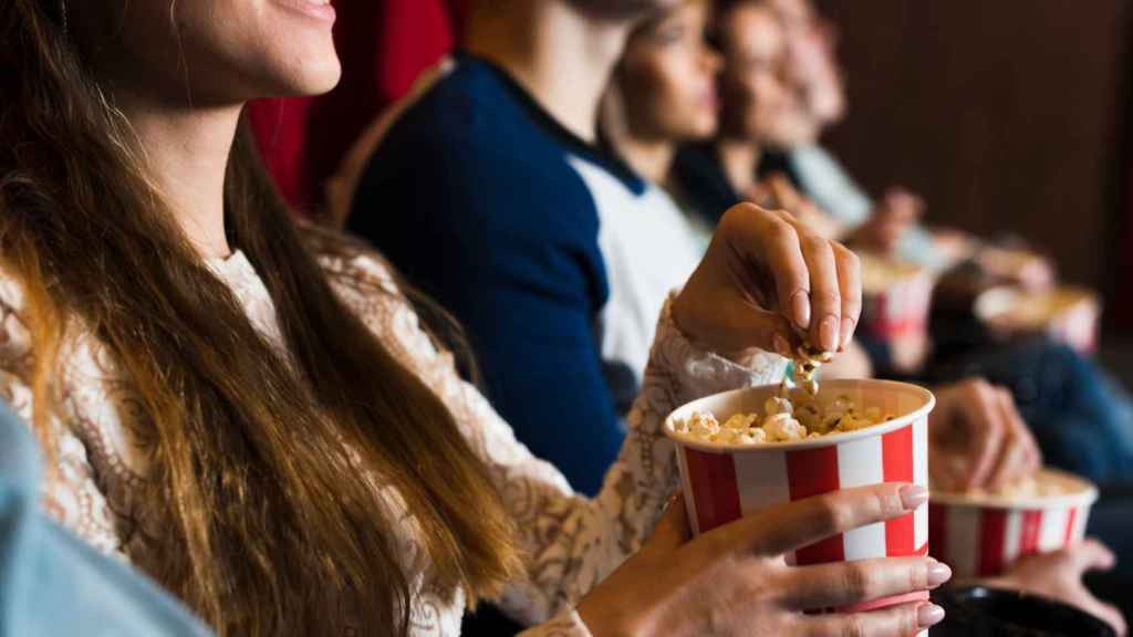 Gente viendo película de cine