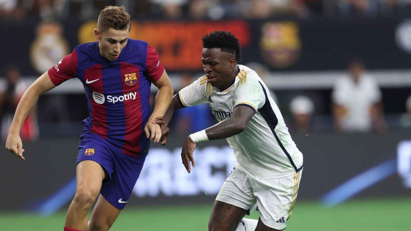 Vinicius Jr pugna con Fermín López por el balón