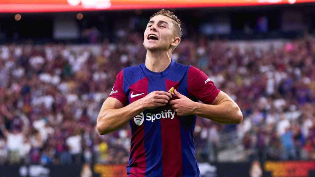 Fermín López se señala el escudo tras marcar un golazo en el clásico