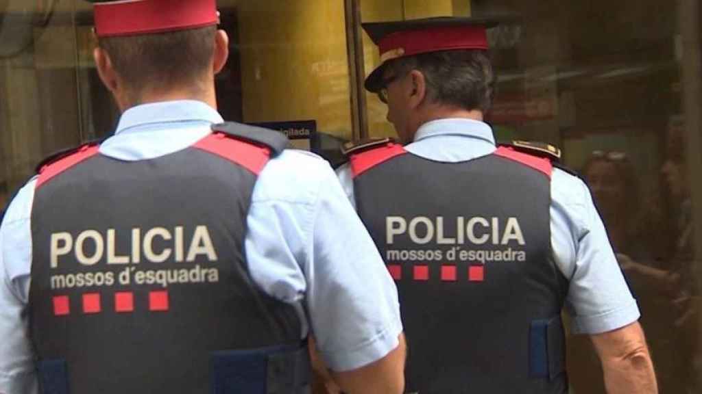 Dos agentes de Mossos d'Esquadra, en una intervención anterior