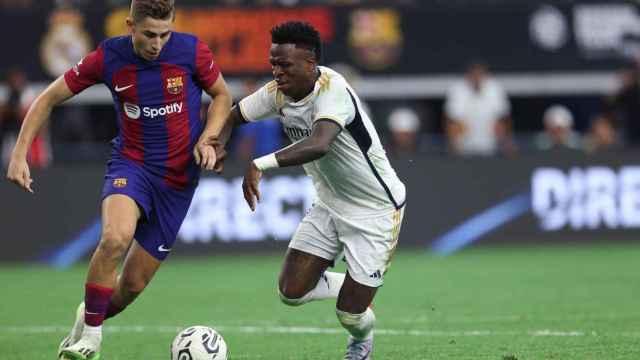 Vinicius Jr pugna con Fermín López por el balón en el clásico