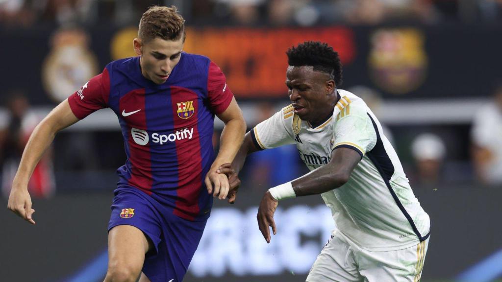 Vinicius Jr pugna con Fermín López por el balón en el clásico