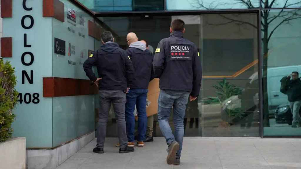 Mossos d'Esquadra y Guardia Civil, en la sede de Egara en marzo de 2023