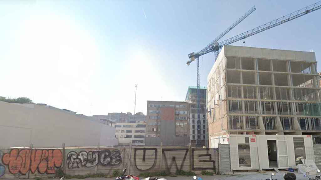 Edificio en obras de la Escuela Auditorio en la calle Zamora de Barcelona