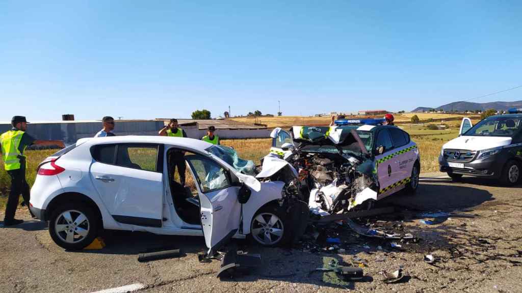 Dos guardias civiles graves tras chocar con un coche que invadió su carril