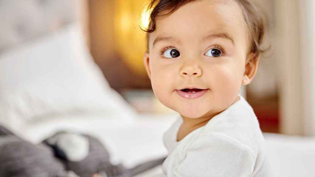 Niña sonriente y juguetona