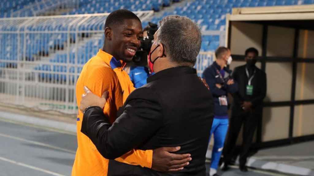 El abrazo entre Dembelé y Laporta tras un entrenamiento del Barça