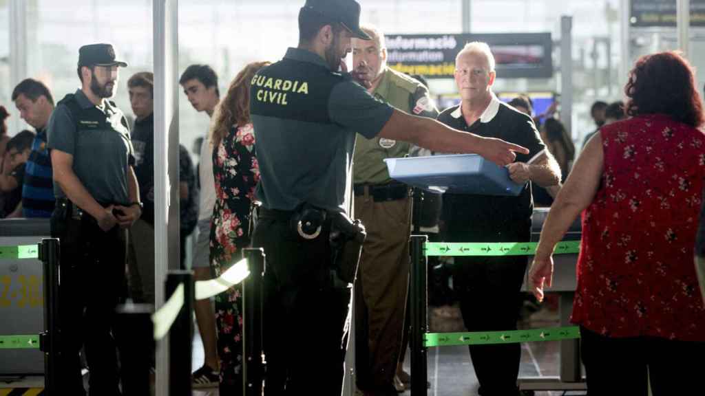 La Guardia Civil, interviniendo los controles de El Prat en la huelga de vigilantes de 2017