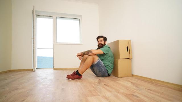 Un hombre con problemas para mudarse