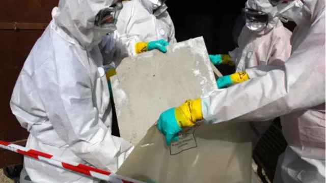 Trabajadores retiran restos de materiales con amianto