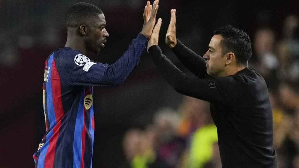 Dembelé se saluda con Xavi