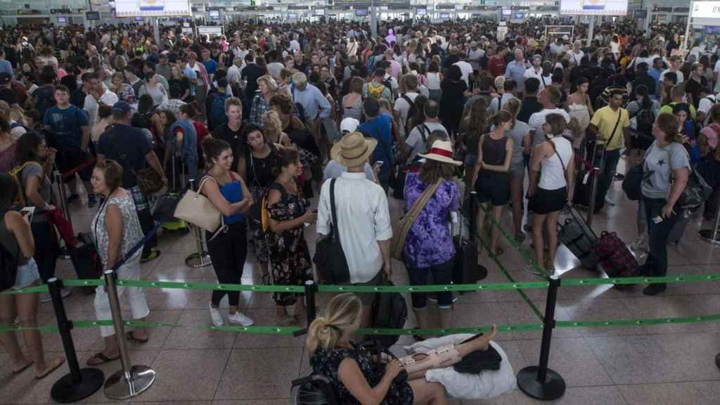 Pasajeros haciendo cola en los filtros de pasajeros de El Prat