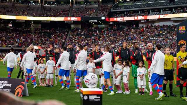 El saludo entre los jugadores del Barça y Milan en el amistoso disputado en Las Vegas