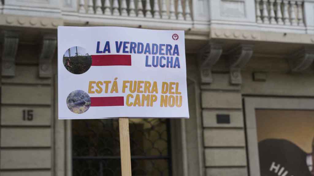 Una pancarta de la protesta realizada a las afueras de una Barça Store contra Limak