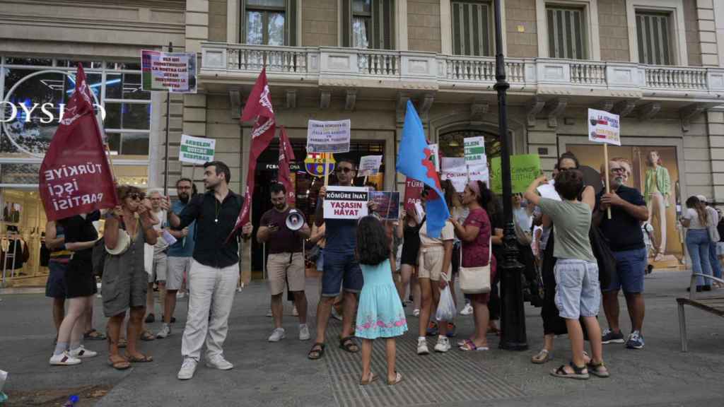 Un grupo de protestantes mandan un fuerte mensaje contra Limak Construction