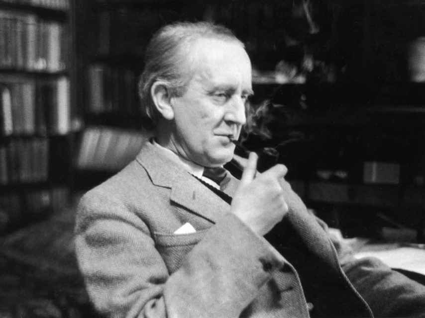 Tolkien fumando una pipa en su biblioteca