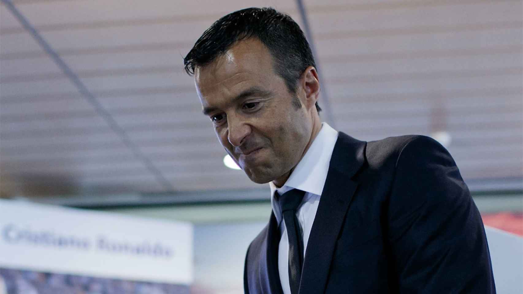 Jorge Mendes, atendiendo a los medios de comunicación