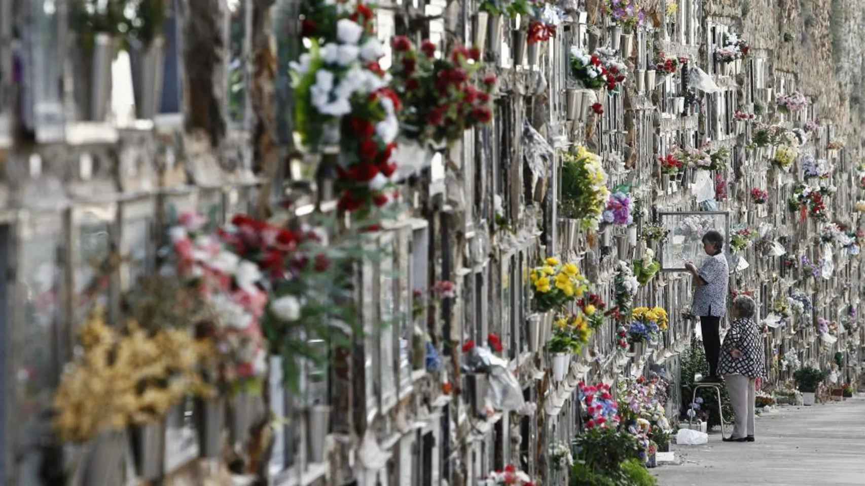 Dos usuarias, en el Cementerio de Montjuïc de Barcelona