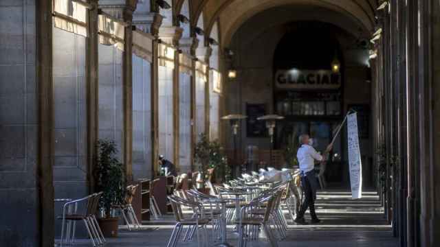 Un camarero, en un restaurante de la Plaza Real de Barcelona