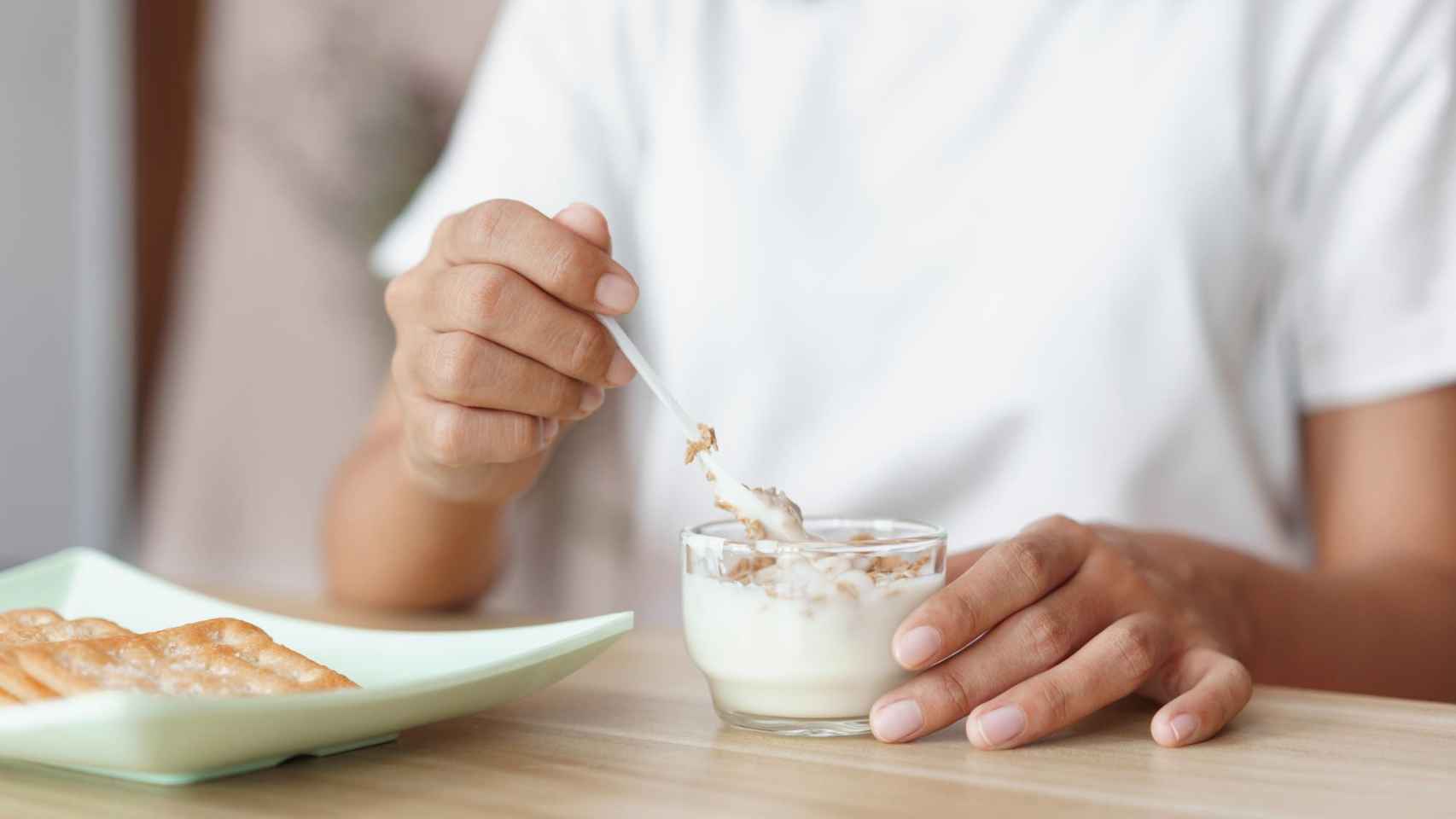 Mujer tomando yogur