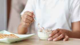 Mujer tomando yogur