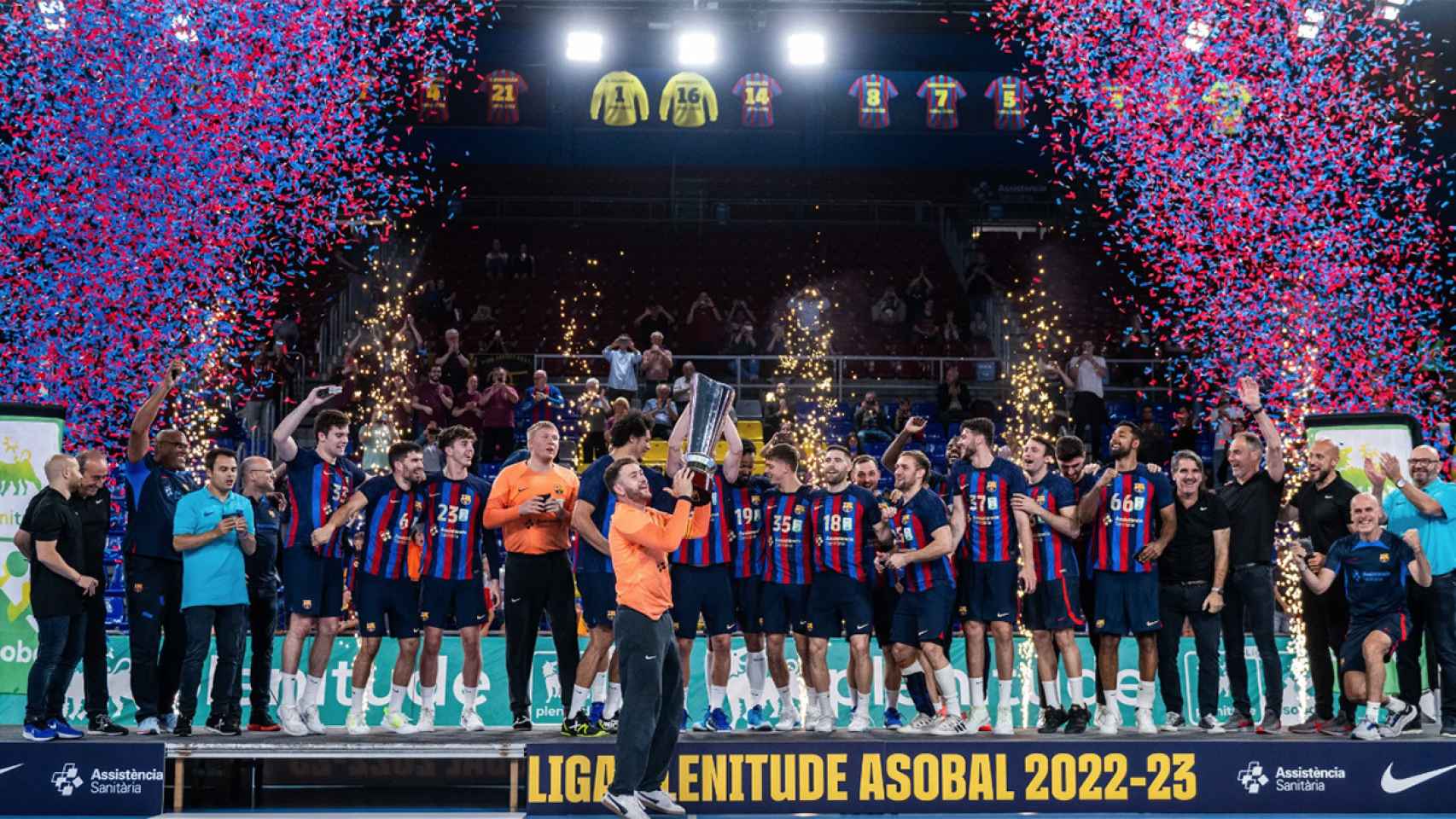 El Barça de balonmano celebra el título de Liga Asobal 2022-23 / REDES