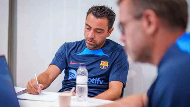 Xavi Hernández, durante una reunión del cuerpo técnico del FC Barcelona