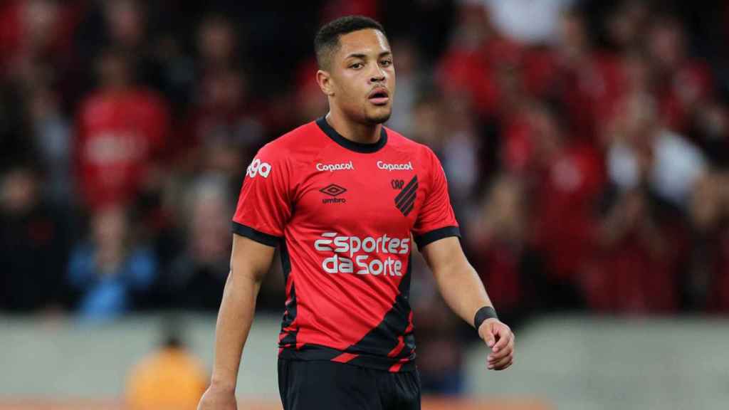 Vitor Roque, durante un partido con el Athletico Paranaense