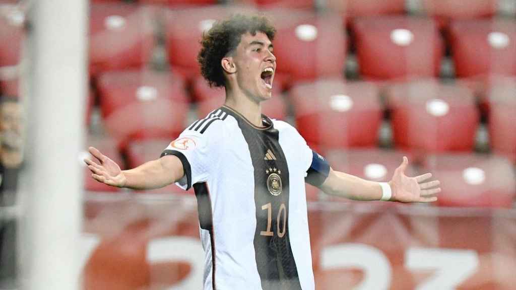 Noah Darvich celebra un gol con la selección alemana sub-17