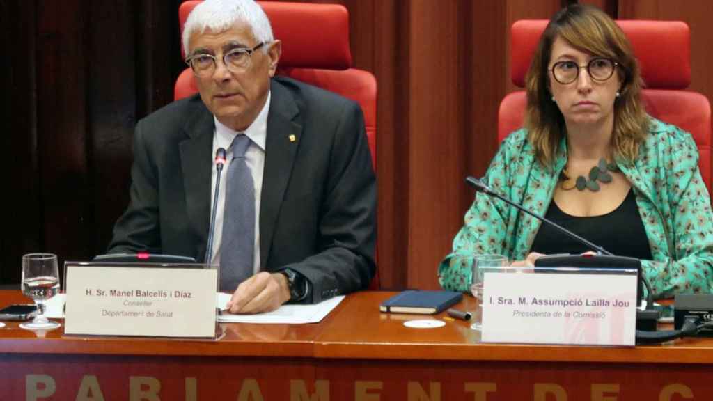 El consejero de Salud, Manel Balcells (ERC), con Assumpció Laïlla, portavoz de Junts en Salud