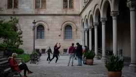 Un grupo de estudiantes en la UB