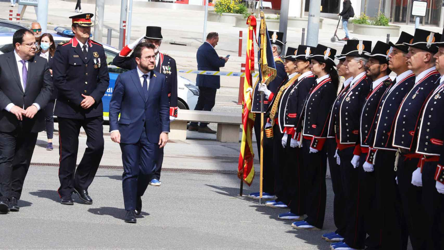 Joan Ignasi Elena (i), con el 'president' Pere Aragonès, pasando revista a Mossos d'Esquadra de gala