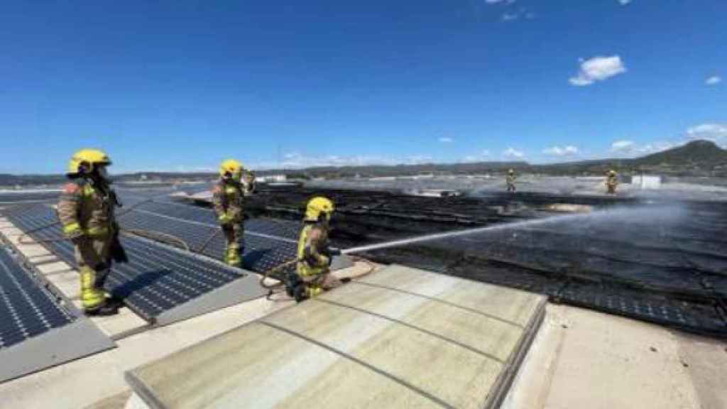 Incendio en la nave logística de Abacus en Vilanova del Camí (Barcelona)