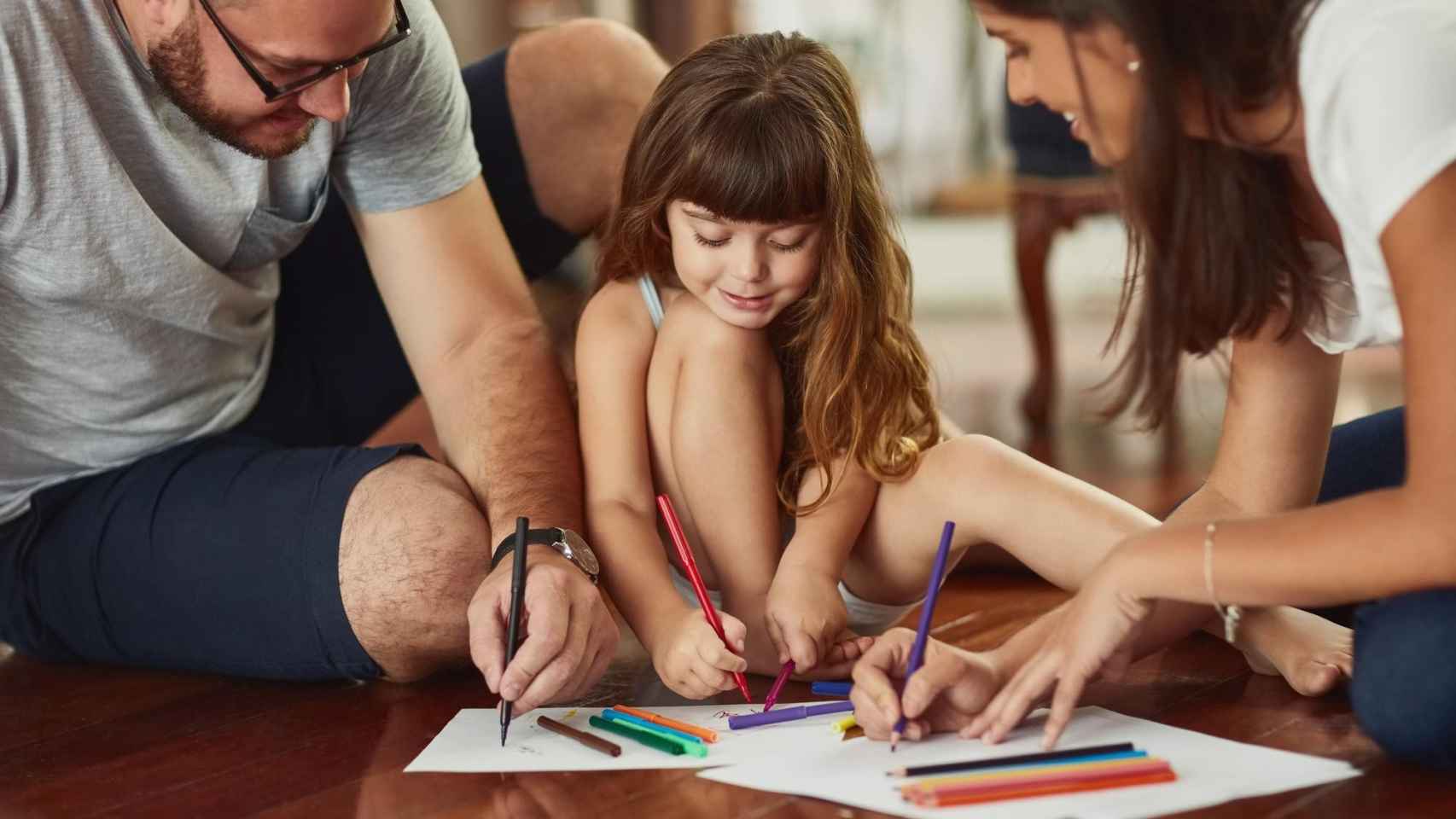 Niña con sus padres