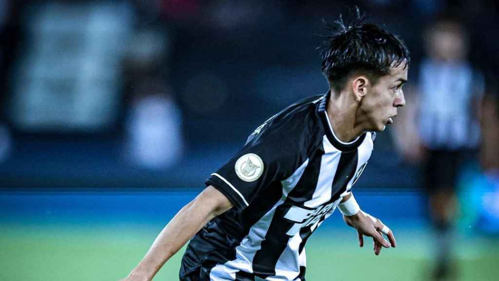 Mati Segovia encara a un rival en un partido del Botafogo