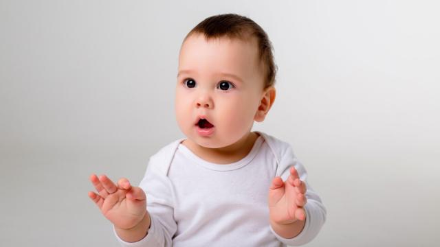 Bebé sorprendido por algo