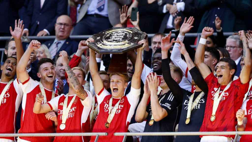 Los jugadores del Arsenal levantan el trofeo de la Community Shield