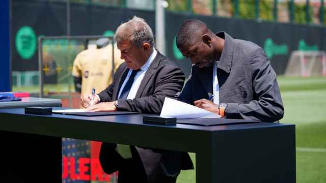 Laporta y Dembelé, firmando el último contrato del extremo francés con el Barça