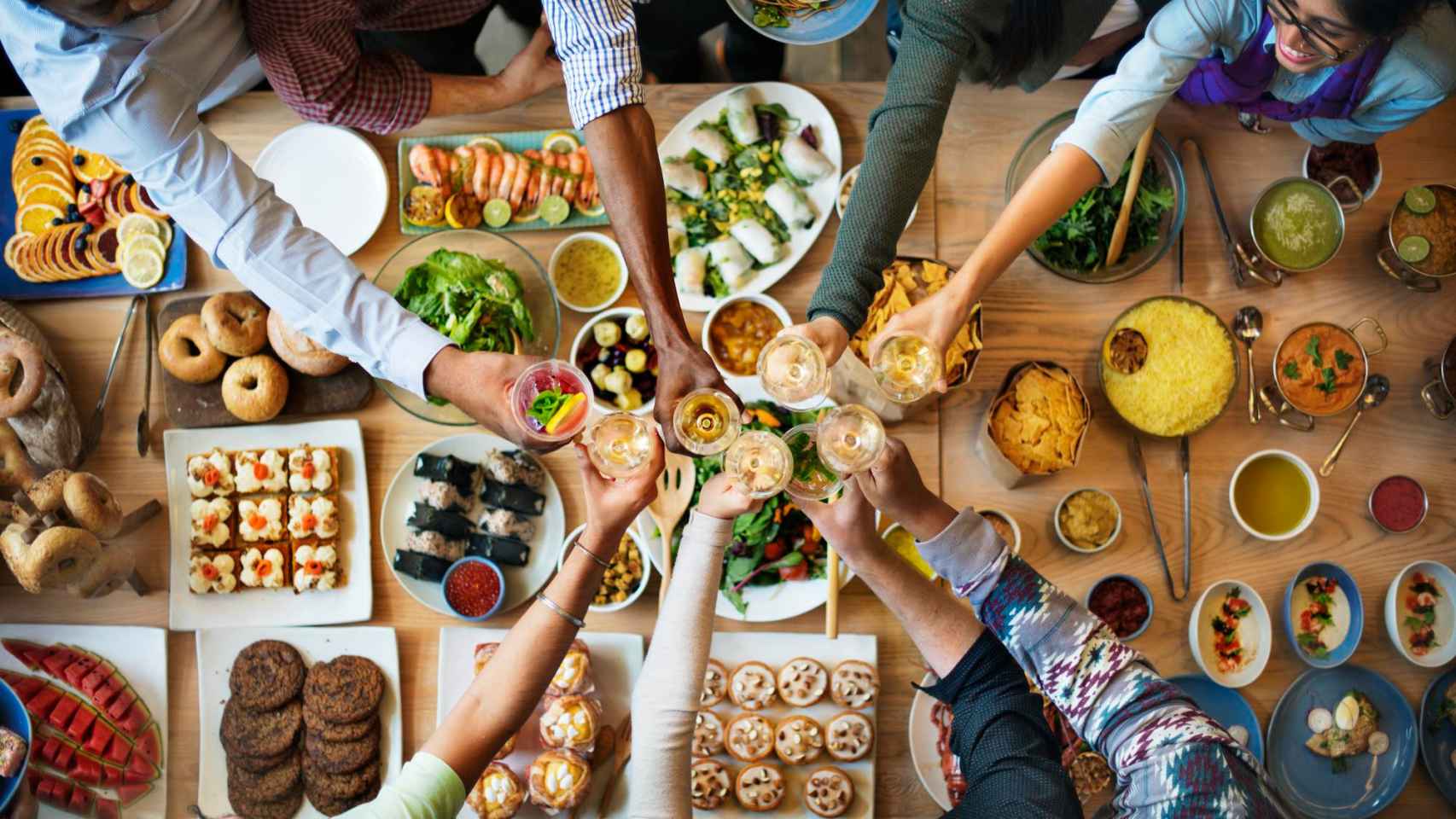 Amigos celebrando y comiendo